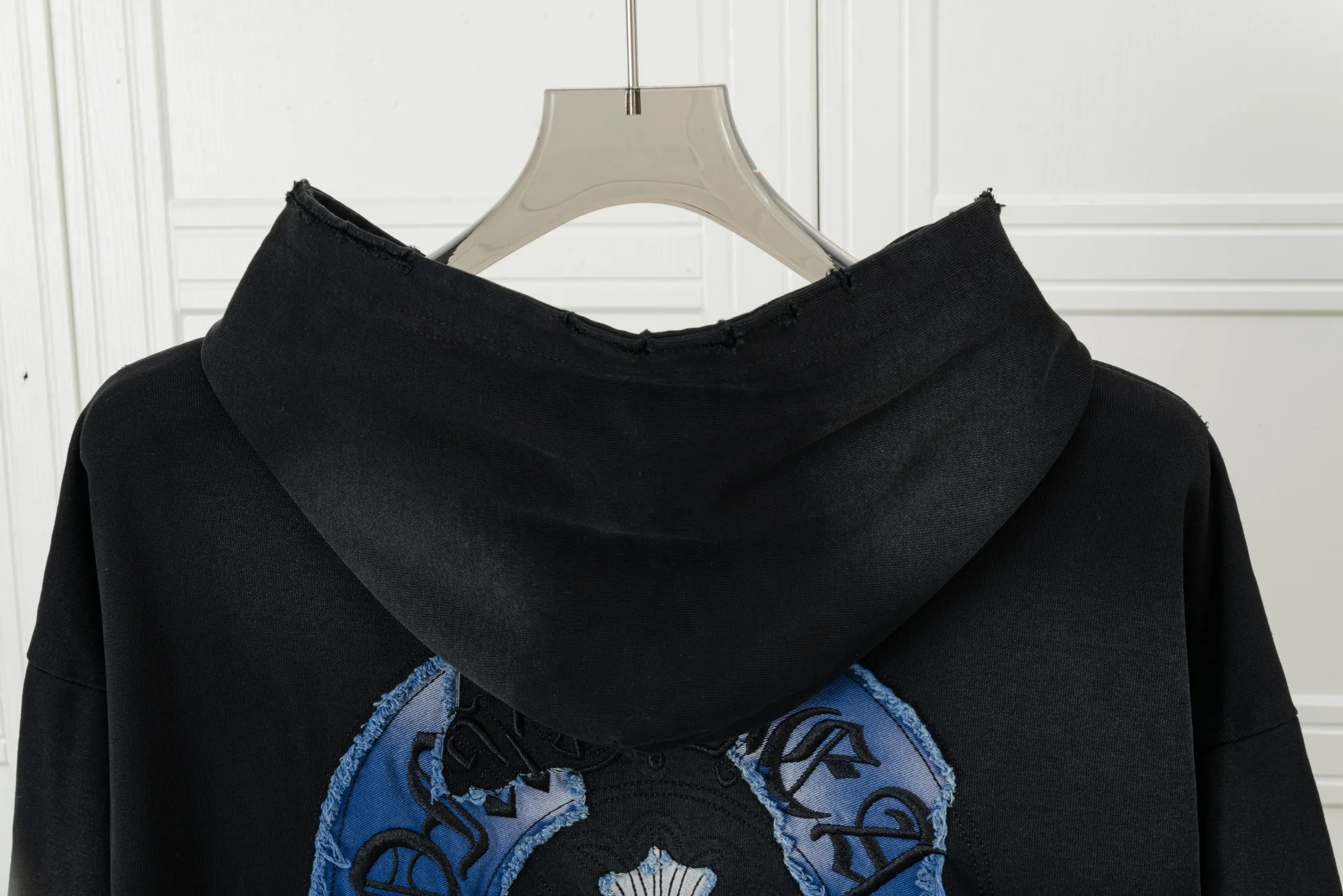 P310 CHROME HEARTS Hooded Sweatshirt - Size: XS, S, M, L - Color: Navy blue, white, black. Made of comfortable and skin-friendly fabrics, it feels unrestricted when worn. The details are finely crafted and the colors are harmonious. The back is embroidered with classic Crocodile heart elements, making it highly recognizable and trendy. Strictly controlled from material selection to production, it is a dazzling item that highlights personality and quality and interprets trendy attitude.